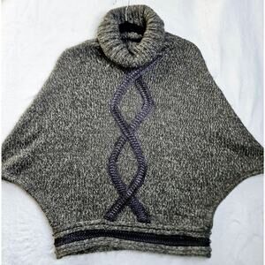 BCBGirls Gray Thick Sweater Poncho Shaw Turtle Neck Size Medium Button Bottom